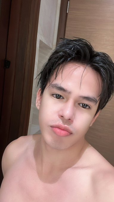 laki ng noo ko pero ang cute ko pa rin 🥲 https://t.co/Cz58u3nMjq