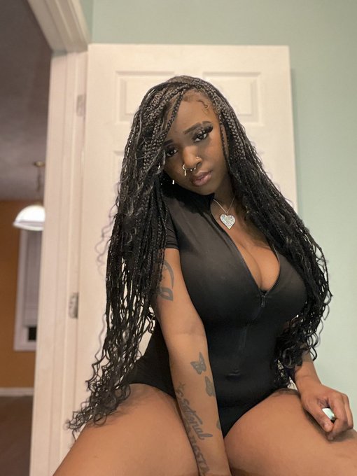 Your Favorite Stoner👅 - 4 pic. Chocolate Twinkie 🧁🤍 https://t.co/0O193V5UeK