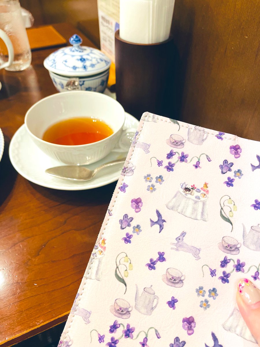 anchan_365's tweet photo. ꕤ୭椿屋茶房
▷椿屋ブレンドティー
▷渋皮モンブラン
大好きな(@kinirohitode )様のブックカバーとお店の雰囲気の調和が素晴らしい✨
ブレンドティーはローズの花びらと甘いライチの香りが華やかで飲みやすかったです🫖
#kinirohitode #茶好連 #読書タイム #ティータイム https://t.co/wyah7sOB6g