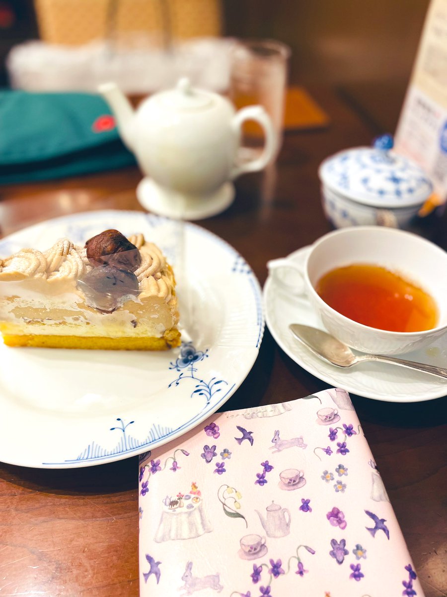anchan_365's tweet photo. ꕤ୭椿屋茶房
▷椿屋ブレンドティー
▷渋皮モンブラン
大好きな(@kinirohitode )様のブックカバーとお店の雰囲気の調和が素晴らしい✨
ブレンドティーはローズの花びらと甘いライチの香りが華やかで飲みやすかったです🫖
#kinirohitode #茶好連 #読書タイム #ティータイム https://t.co/wyah7sOB6g