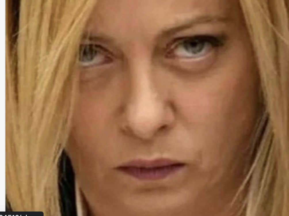 giorgiaa26's tweet photo. La Meloni fa una conferenza stampa senza giornalisti che potrebbero metterla in confusione😂.... dai un comizio elettorale vero e proprio. Parla di tutto quello che non e' negativo ed e' brava nella narrazione. Peccato che ha qualche amnesia e si dimentica degli sbarchi dei migranti, della occupazione giovanile, dell'Emilia Romagna, dei prezzi dei carburanti, degli alimentari e degli altri beni di consumo, di tutto quello che la disturba insomma. Nessun accenno  dei 41 morti in mare ....forse per lei sono solo numeri 🙄