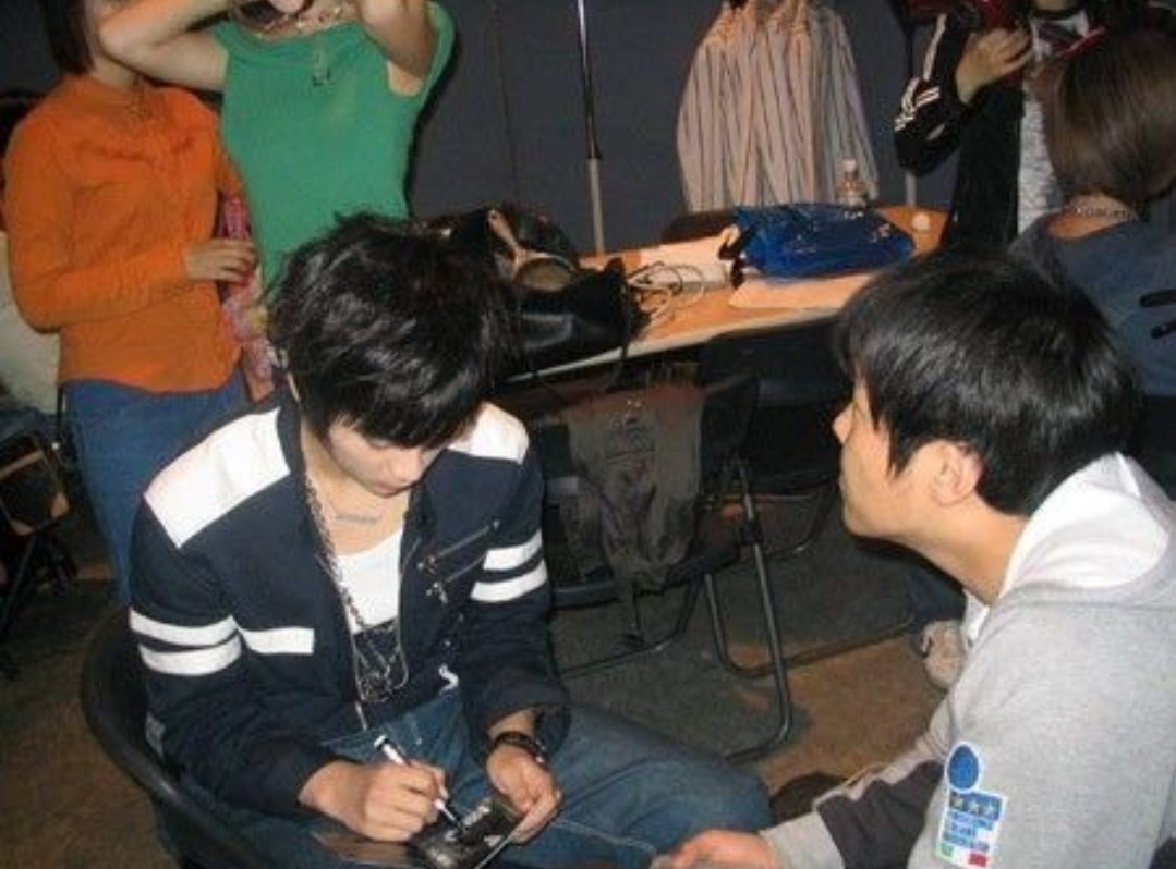 nhouohn's tweet photo. 2004.00.00 싸인해주고있는 경훙 #민경훈 https://t.co/pC49dGEFFv