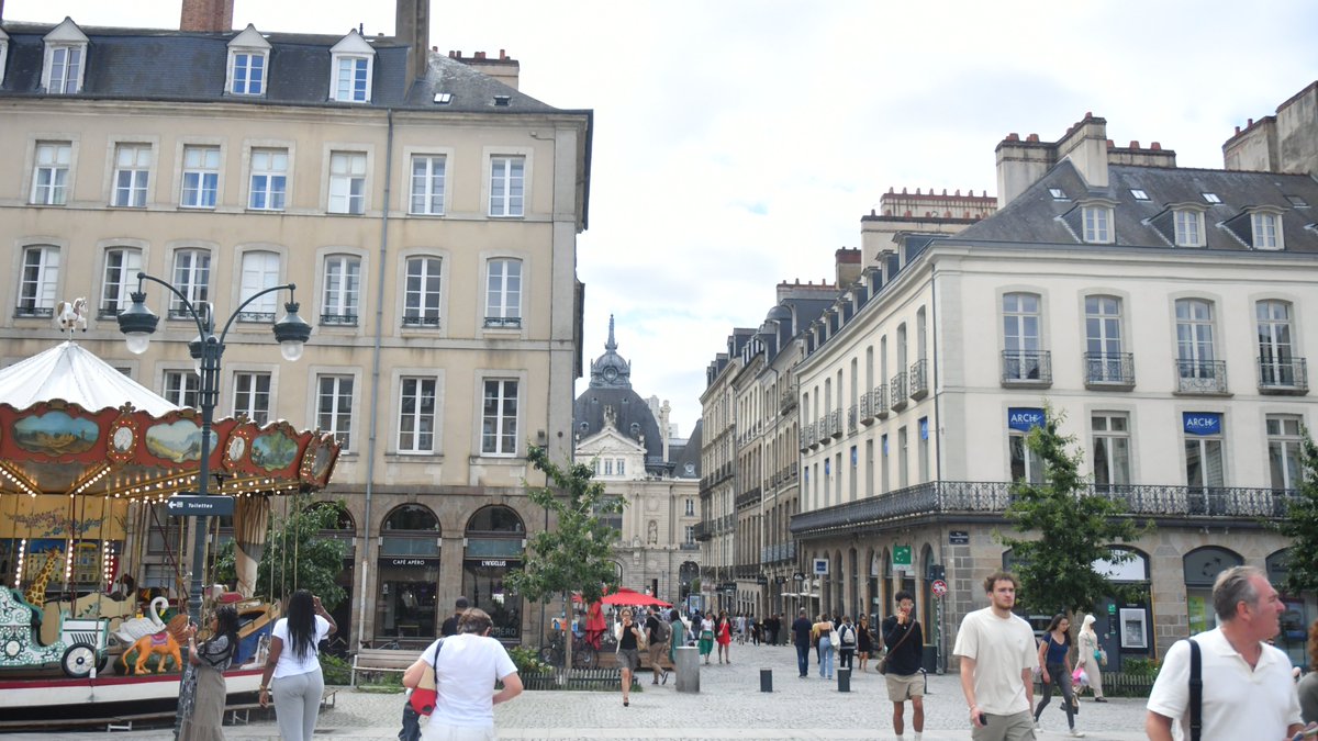 ColgateMBB's tweet photo. Checking in from Rennes! 

#GoGate | #GateToFrance https://t.co/RWQhB7NL3h