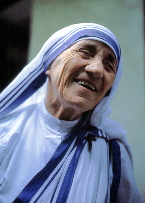 #lafemmeillustredujour
26 août 1910, naissance d’Agnes Gonxha, dite Mère Teresa.
En 1950, elle ouvrira un mouroir à Calcutta, consacrant sa vie aux pauvres, aux malades et aux enfants des rues. 
Prix Nobel de la Paix 1979, elle sera canonisée par l'Église en 2016.
#VivezInspirés