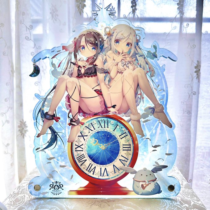 夏コミで空羽ちゃんと茉羽ちゃんのブルームーンクリスタル付きアクリルスタンドを出します💎アクリル厚は5mmと重厚感たっぷり、高さは30cm弱あります✨高級感を求めた分、頒布価格がお高めになってしまったので、お手に取りやすいミニバージョンのアクリルブロックもご用意しました✨ 