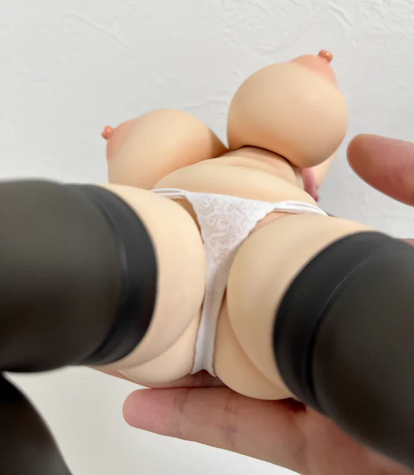 佳織のフィギュアのPVCサンプル、メーカーさんのご好意でお貸し頂いた実際手に取ると顔の可愛さや腋の作り込みまで細かくてめちゃくちゃすごい…!たわわな爆乳も乳輪の色も、色白のむっちむち女体も全て最高夏コミのスペースでも展示するのでぜひ生で見てみてね〜(周りの迷惑にならない程度に) 