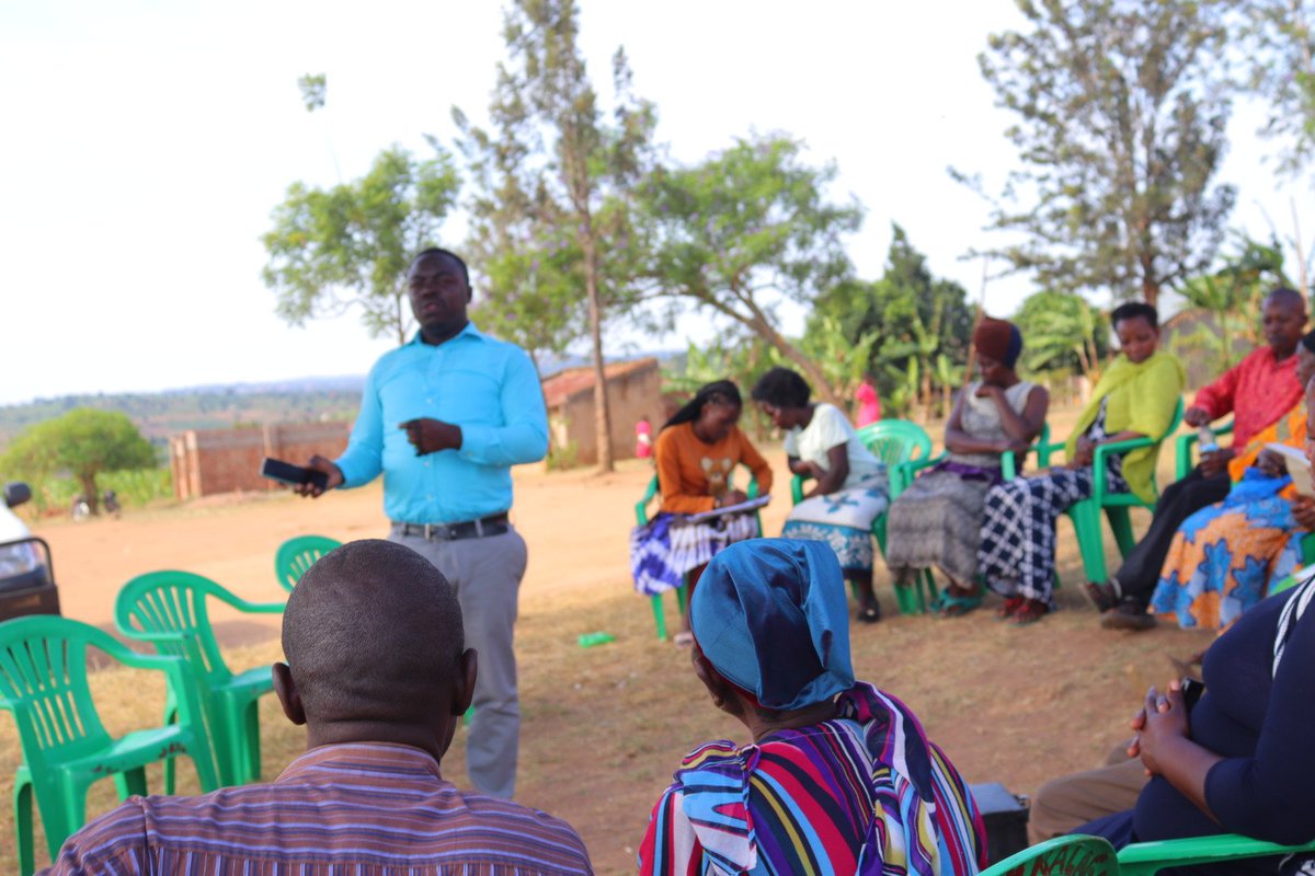 kisoboka_africa's tweet photo. Our Finance Manager sensitizing the Nakalinzi #SCOBA members on how to handle debt responsibly, and secure a brighter financial future for the businesses.
#CreditManagement #FinancialLiteracy #FinancialWellness https://t.co/rObRC7M0Dd