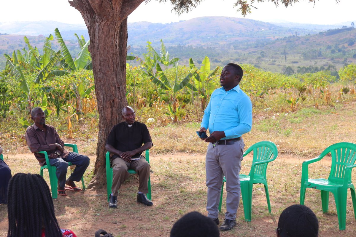 kisoboka_africa's tweet photo. Our Finance Manager sensitizing the Nakalinzi #SCOBA members on how to handle debt responsibly, and secure a brighter financial future for the businesses.
#CreditManagement #FinancialLiteracy #FinancialWellness https://t.co/rObRC7M0Dd
