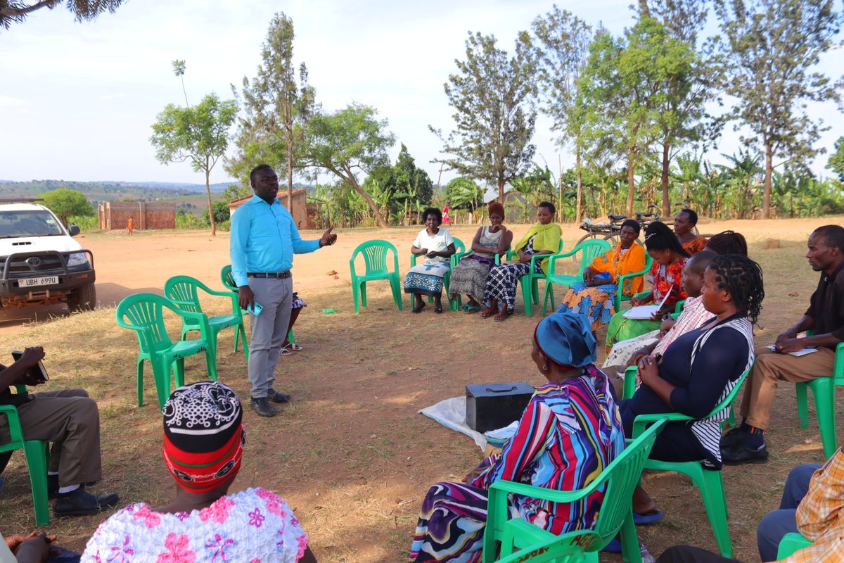 kisoboka_africa's tweet photo. Our Finance Manager sensitizing the Nakalinzi #SCOBA members on how to handle debt responsibly, and secure a brighter financial future for the businesses.
#CreditManagement #FinancialLiteracy #FinancialWellness https://t.co/rObRC7M0Dd