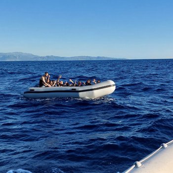 GRinStrasbourg's tweet image. On 07/08/2023, the 🇬🇷 @HCoastGuard saved 14 migrants from an inflatable boat in distress &amp;amp; transported them to the #Plomari port of #Lesvos. An investigation is underway. 
#StopMigrantSmuggling @PACE_Migration
➢hcg.gr/el/epikairotht…