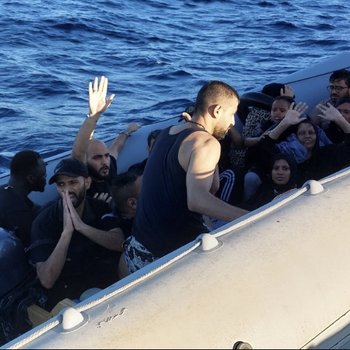 GRinStrasbourg's tweet image. On 07/08/2023, the 🇬🇷 @HCoastGuard saved 14 migrants from an inflatable boat in distress &amp;amp; transported them to the #Plomari port of #Lesvos. An investigation is underway. 
#StopMigrantSmuggling @PACE_Migration
➢hcg.gr/el/epikairotht…