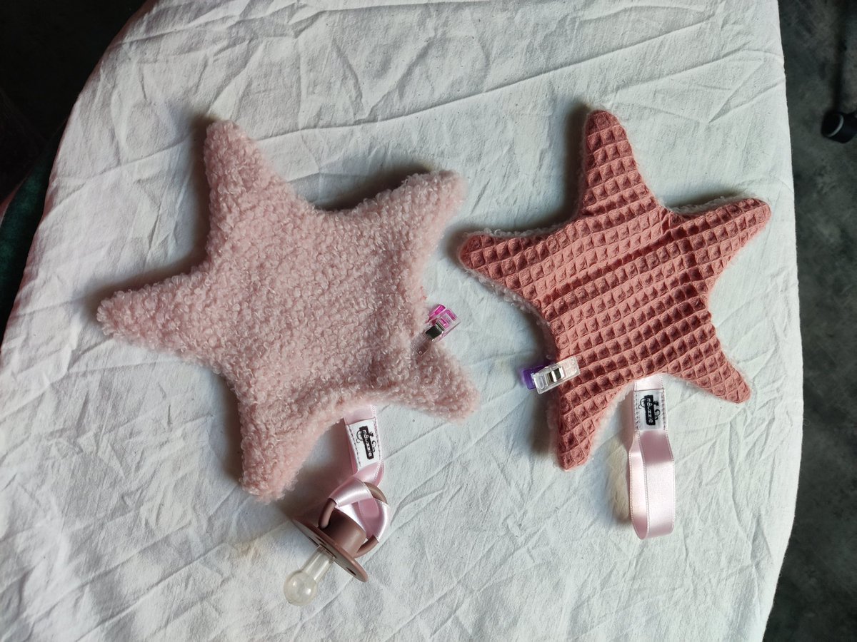 Speldenkussen80's tweet photo. Voor diegene die nieuwsgierig waren...dit zijn ze uiteindelijk geworden 🥰 alleen nog even de zijkant dichtmaken waar ik ze binnenste buiten gedraaid heb en dan klaar!! Mezelf even in de sportkleding heisen voor m'n eGym rondjes en dan zien we wel wat de dag brengt #goedemorgen https://t.co/EwtsRDUfQa