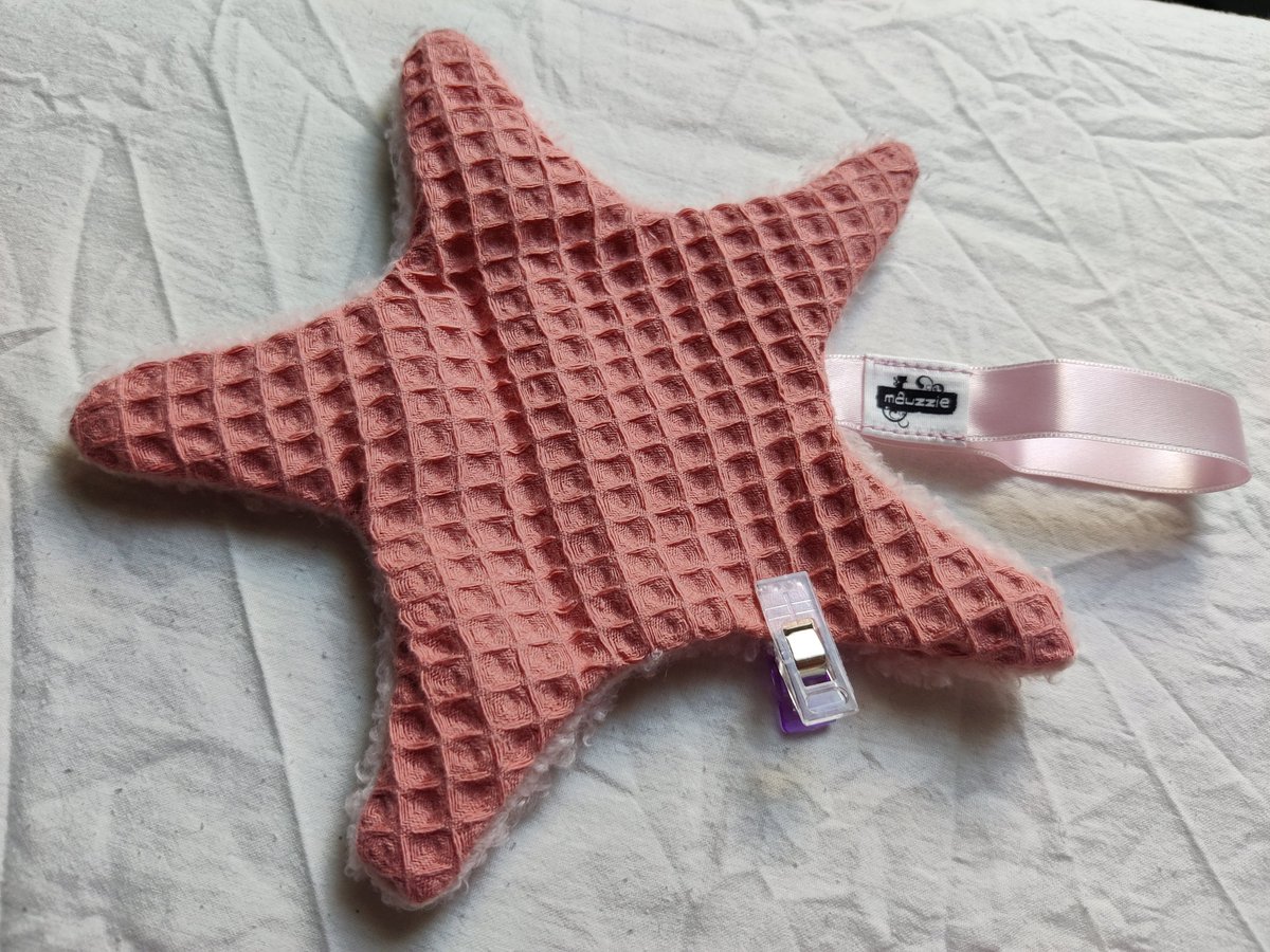 Speldenkussen80's tweet photo. Voor diegene die nieuwsgierig waren...dit zijn ze uiteindelijk geworden 🥰 alleen nog even de zijkant dichtmaken waar ik ze binnenste buiten gedraaid heb en dan klaar!! Mezelf even in de sportkleding heisen voor m'n eGym rondjes en dan zien we wel wat de dag brengt #goedemorgen https://t.co/EwtsRDUfQa
