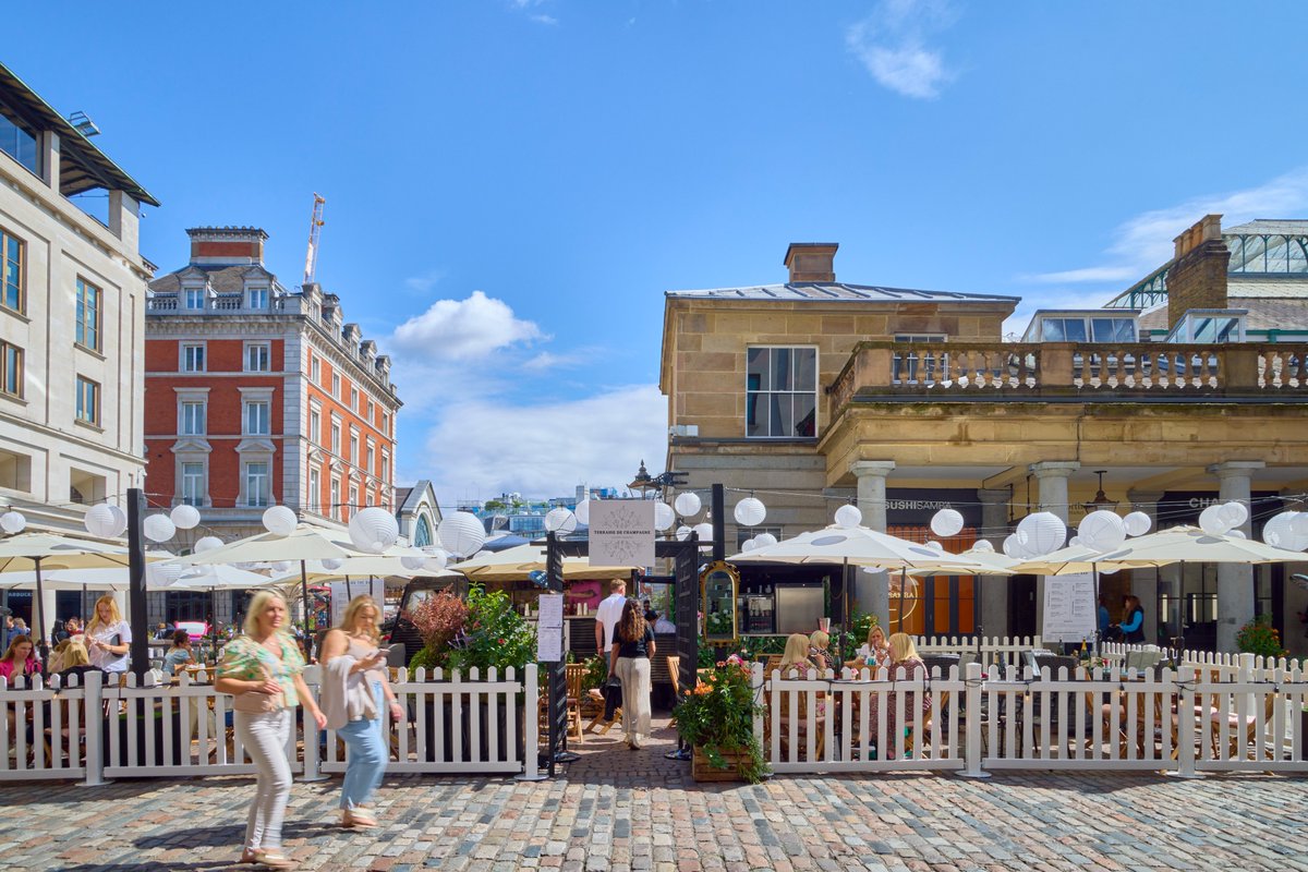 The sun is shining and it's the final day of our champagne terrace! Visit the Piazza pop up Terrasse De Champagne and enjoy a glass of bubbles under the blue sky 🥂