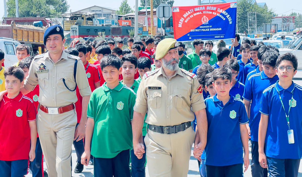 Marches, Rallies &amp; pledges being taken by students in collaboration with Srinagar police under 'Meri Mitti Mera Desh' campaign. Many students from schools from uptown &amp; downtown participated in this. <a href="/JmuKmrPolice/">J&K Police</a> <a href="/KashmirPolice/">Kashmir Zone Police</a>