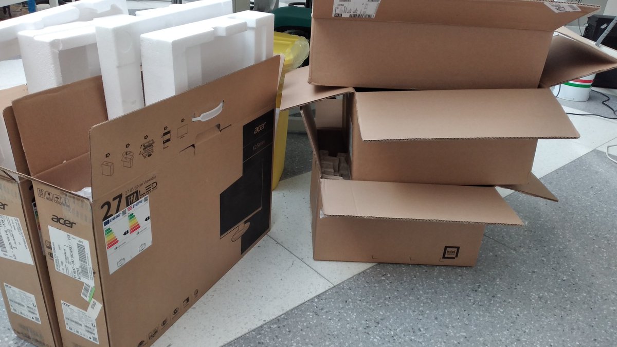 Perigeo_Ins's tweet photo. Office restilying: 2 new workstations and monitor for data visualization and analysis! 👩‍💻 https://t.co/3mTeTxznR7