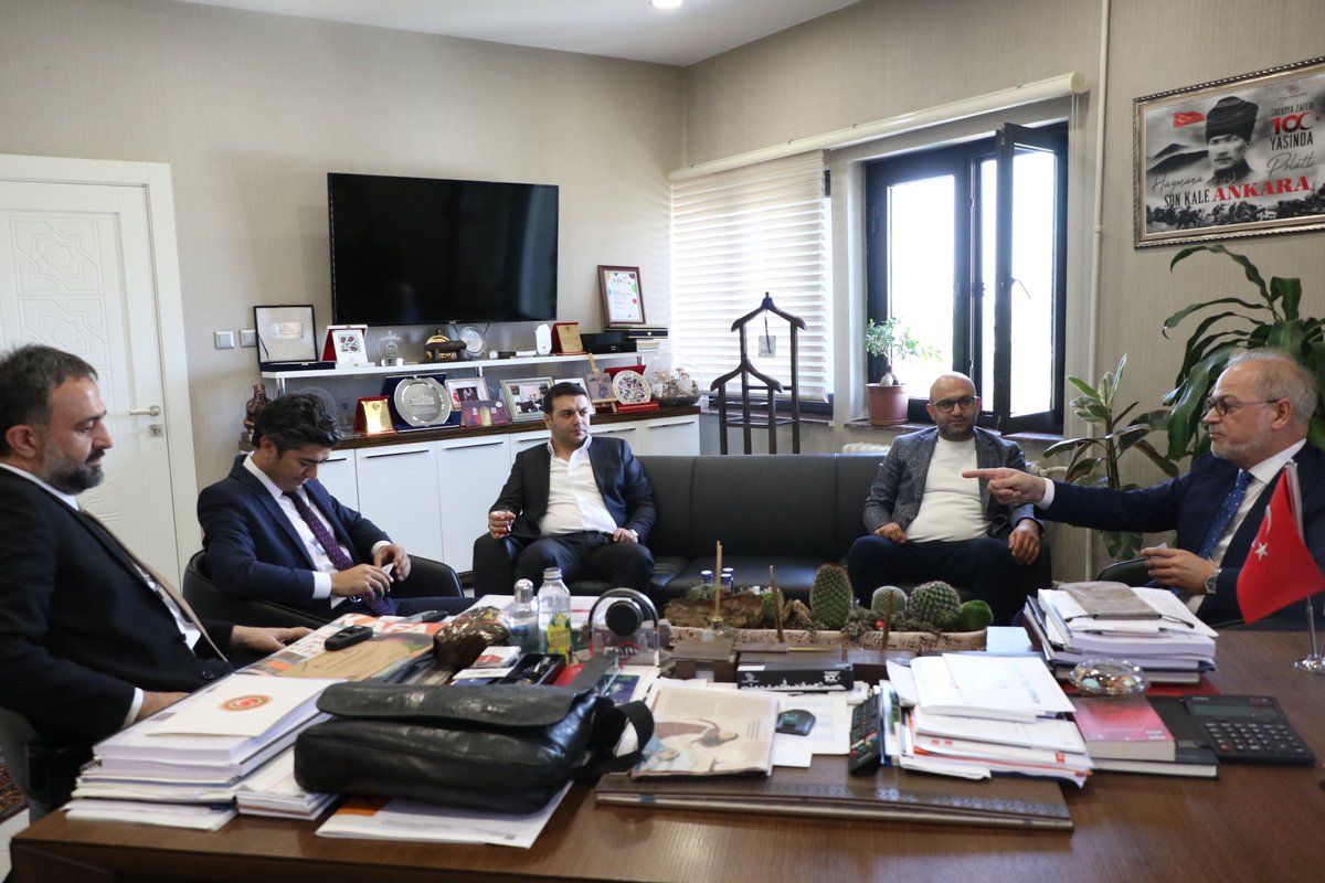ATOkurumsal's tweet photo. Ankara Ticaret Odası Başkan Yardımcısı @halilibrahimy_, Türkiye Tekstil Sanayii İşverenleri Sendikası Genel Sekreteri Başar Ay, Emniyet Müdürü Aldulkadir Bilen ve Av. Yasin Beşir Vural’ı konuk etti. ATO Meclis Üyesi @canervrl’ın da eşlik ettiği ziyarette, tekstil sektörünün gelişimi hakkında görüş alışverişinde bulunuldu.