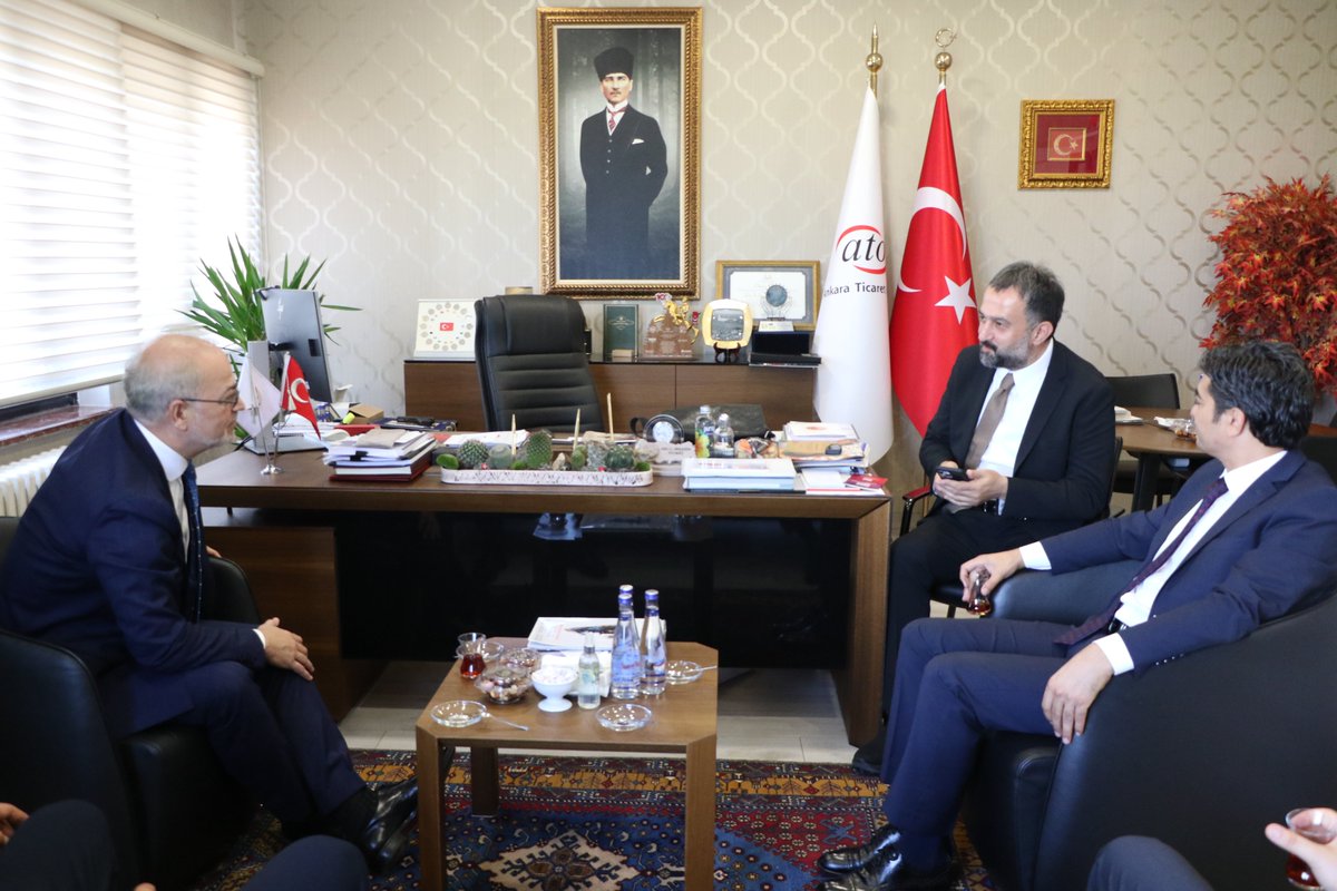 ATOkurumsal's tweet photo. Ankara Ticaret Odası Başkan Yardımcısı @halilibrahimy_, Türkiye Tekstil Sanayii İşverenleri Sendikası Genel Sekreteri Başar Ay, Emniyet Müdürü Aldulkadir Bilen ve Av. Yasin Beşir Vural’ı konuk etti. ATO Meclis Üyesi @canervrl’ın da eşlik ettiği ziyarette, tekstil sektörünün gelişimi hakkında görüş alışverişinde bulunuldu.
