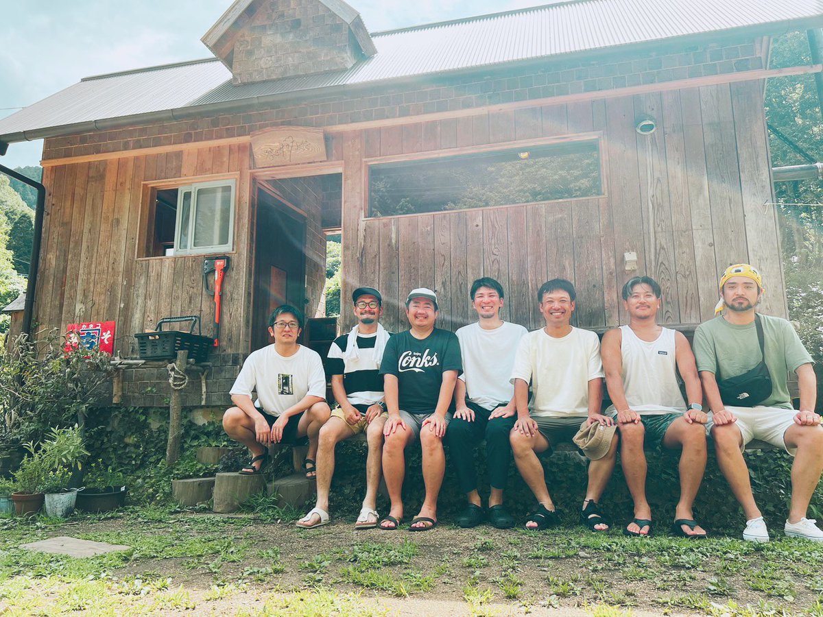 westsideryohei's tweet photo. 約4年ぶりに会える事が出来ました♪しかも島で(笑)相変わらず面白いパイセン達！次回は東京で乾杯お願いします🍻ありがとうございました！
#CONKSGROUP 
 #島のあいつら 
#サウナ 
#土足厳禁 https://t.co/vzHd63K7Sx