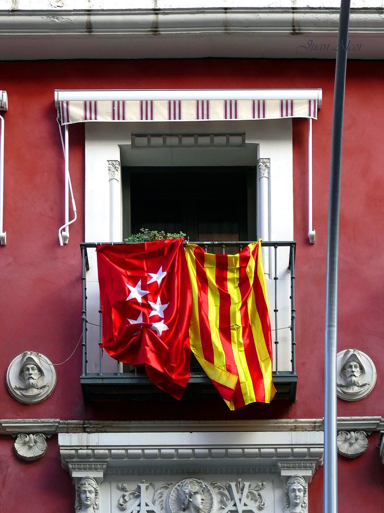 Madrileños y catalanes unidos para conseguir un mismo fin #IndependenciaYA  #EspanyaEnsRoba