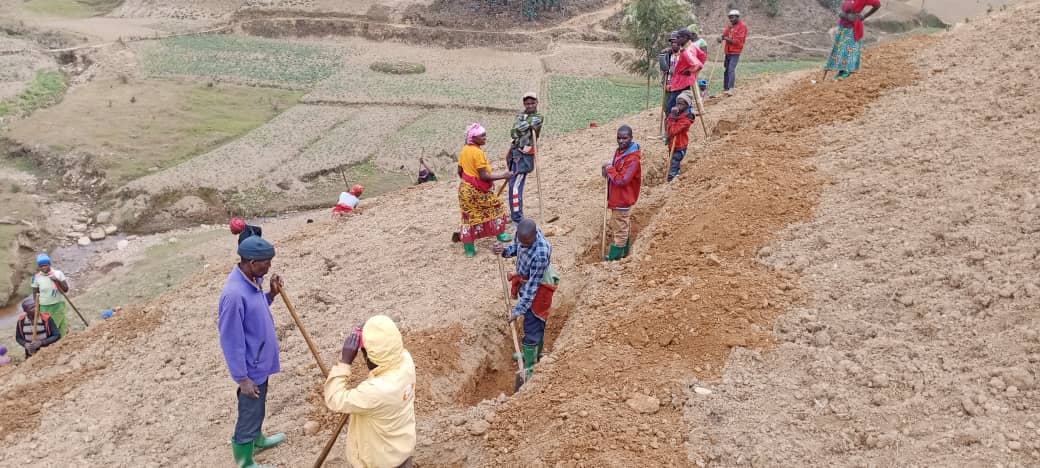 MukuraNyc's tweet photo. Birikuba nonaha mumurenge wa #mukura_sector akagali ka kagano twazindukiye mumuganda wo kurwanya isuri twifatanyije n'abakozi ba RDB ubuyobozi bw'umurenge wa Mukura ndetse nabatuta @RutsiroDistrict @habitegeko @RwandaWest @NycRutsiro https://t.co/KWA8jrCaW8