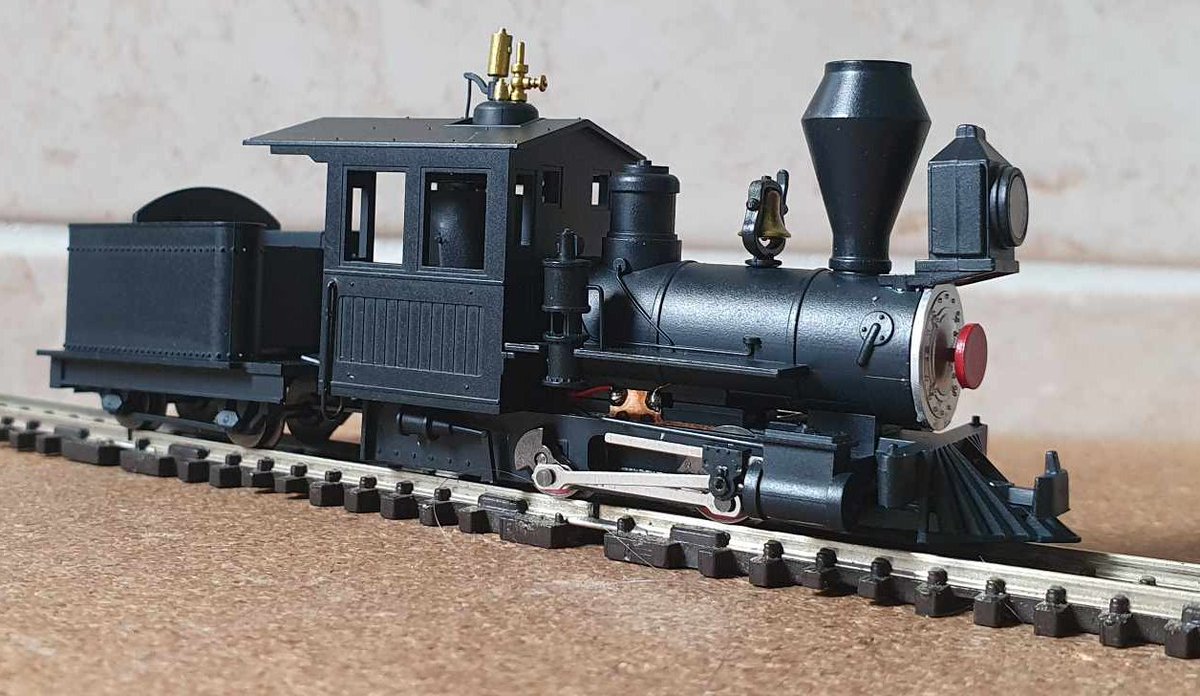 LinnysTrains's tweet photo. @TrainTimesEB @Gaugemaster I've been repainting a Minitrains narrow gauge "Fiddletown &amp; Copperopolis" 0-4-0. Still needs glazing, a crew, and wood in the tender, but I think it's starting to look smart! https://t.co/lqcfQYXlyK