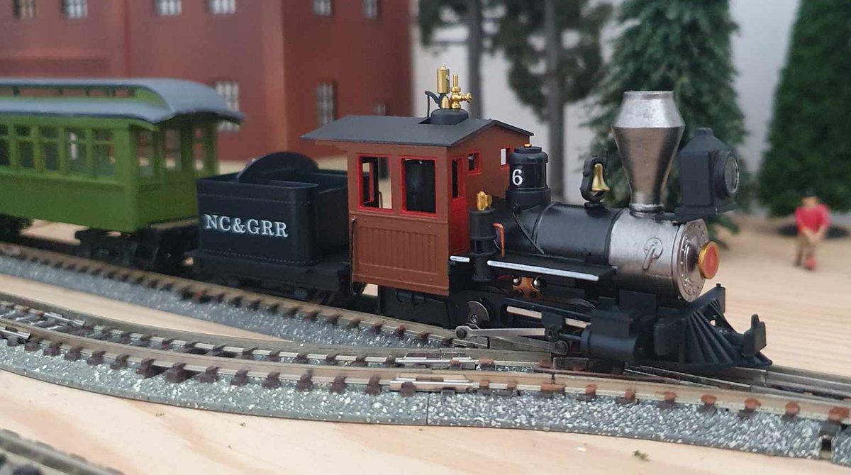 LinnysTrains's tweet photo. @TrainTimesEB @Gaugemaster I've been repainting a Minitrains narrow gauge "Fiddletown &amp; Copperopolis" 0-4-0. Still needs glazing, a crew, and wood in the tender, but I think it's starting to look smart! https://t.co/lqcfQYXlyK