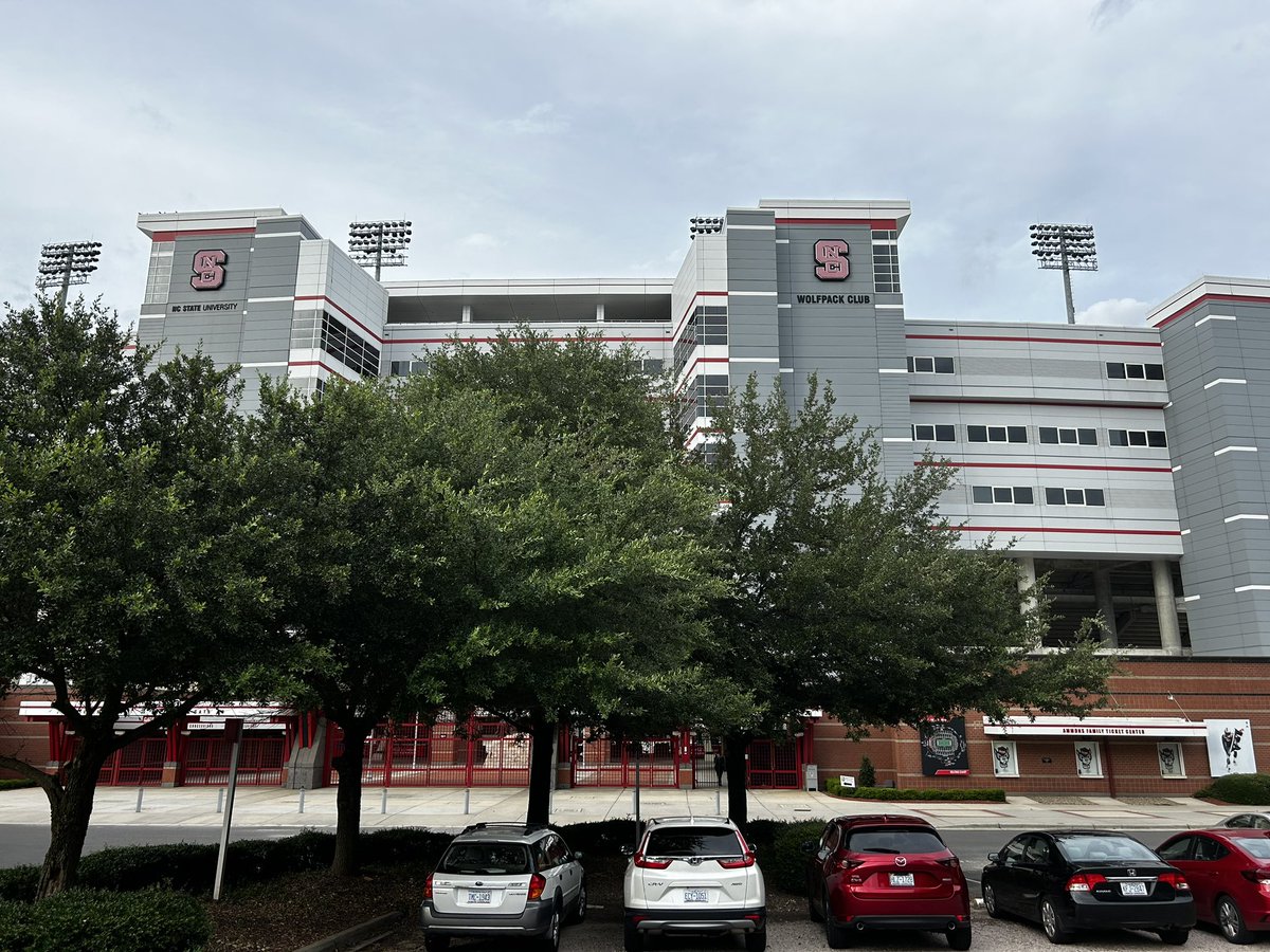 Onlyhereforfu11's tweet photo. Some things have come up, so adding a part time job to my schedule. I loved when I worked at PNC Arena during the Hurricanes and NC State basketball games. Well, now it will be football season and Carter Finley Stadium! #wolfpack #collegefootball #hardworkingmom #letsdothis https://t.co/Is3jZR37Nq