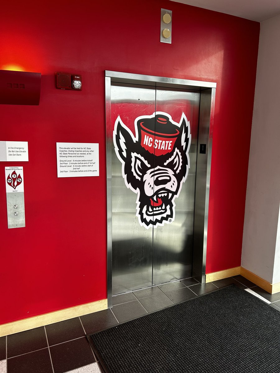 Onlyhereforfu11's tweet photo. Some things have come up, so adding a part time job to my schedule. I loved when I worked at PNC Arena during the Hurricanes and NC State basketball games. Well, now it will be football season and Carter Finley Stadium! #wolfpack #collegefootball #hardworkingmom #letsdothis https://t.co/Is3jZR37Nq