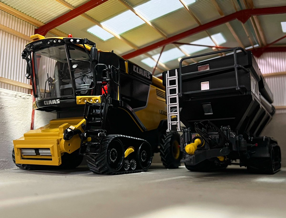 Over 4 months since the diorama and models were packed away pending a house move.. not long to go now #diorama #agrifarmmodels #collector