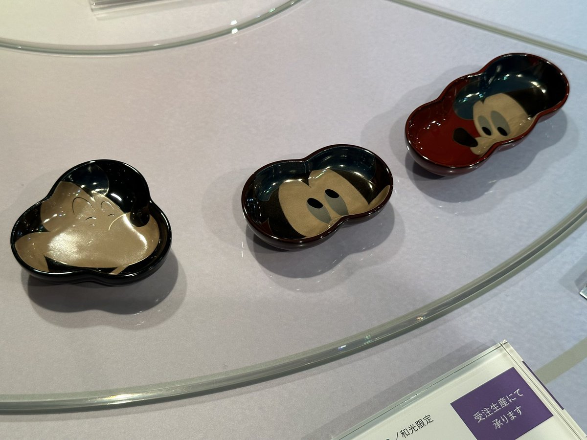 nobi's tweet photo. 和光の大人のディズニー
私はあまりキャラクターものとかは使わないけど、この輪島塗りの豆皿はなかなか良いなと思いました。
これでapproval取れたのはやはり仕事の質が高いからだと思う。
#MomentsOfMagic #銀座和光
#ディズニー100 #disney100 https://t.co/x6czsbopmr