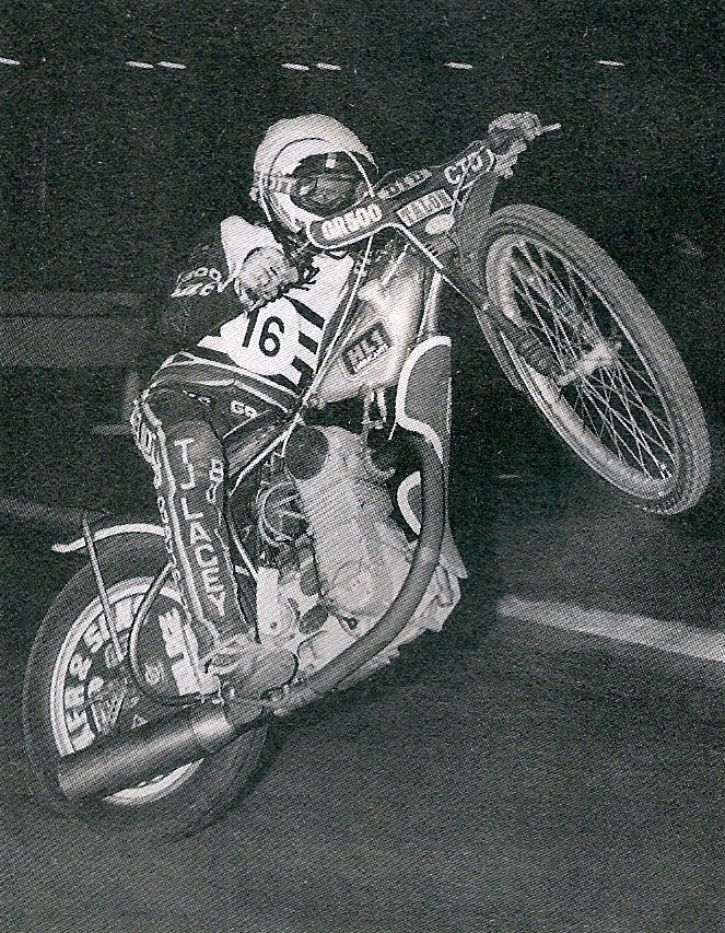UprightSpeedway's tweet image. A perfectly executed #WheelieWednesday from one of my all time favourite riders. 
He won the #FridayVoteOff Grand final as well on Christmas Eve, 2019 beating Adams, Mauger and Rickardsson. Who remembers that? 26 weeks of voting 😅 Those were good times