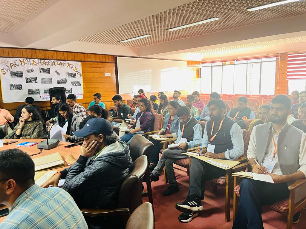 SHoDHhp's tweet photo. #Day_1
#First_Session on Fundamentals of Social Science Research by Professor D.D. Sharma (former vice chancellor, SPU Mandi)
#nationalworkshop
#SHoDH_HPU #SHoDH
@HpuShodh40248 @SHoDHBharat @ShodhDelhi https://t.co/RtpyD20pfq