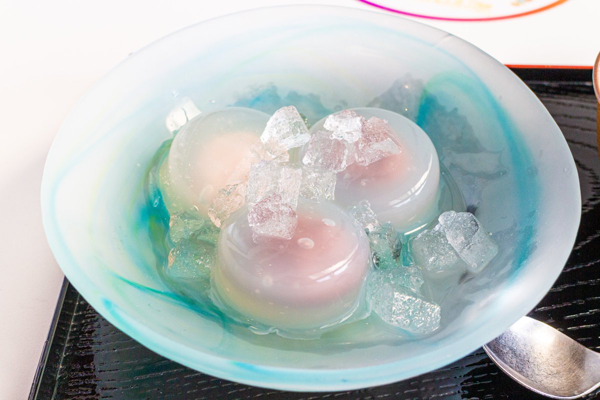 hoe0808's tweet photo. 明治時代の短編(長塚節)に大垣が。

明治末頃祭りの夜、すでに水まんじゅう(白い葛餅)は現在同様に販売されていたみたい。
そして包装は竹皮とのことです。

大垣の清らかな水を褒めまくるも、養老はさらに凄く、養老の滝に打たれる観光(?)までしています。
#大垣 #水まんじゅう https://t.co/6Xp5o5SOBM