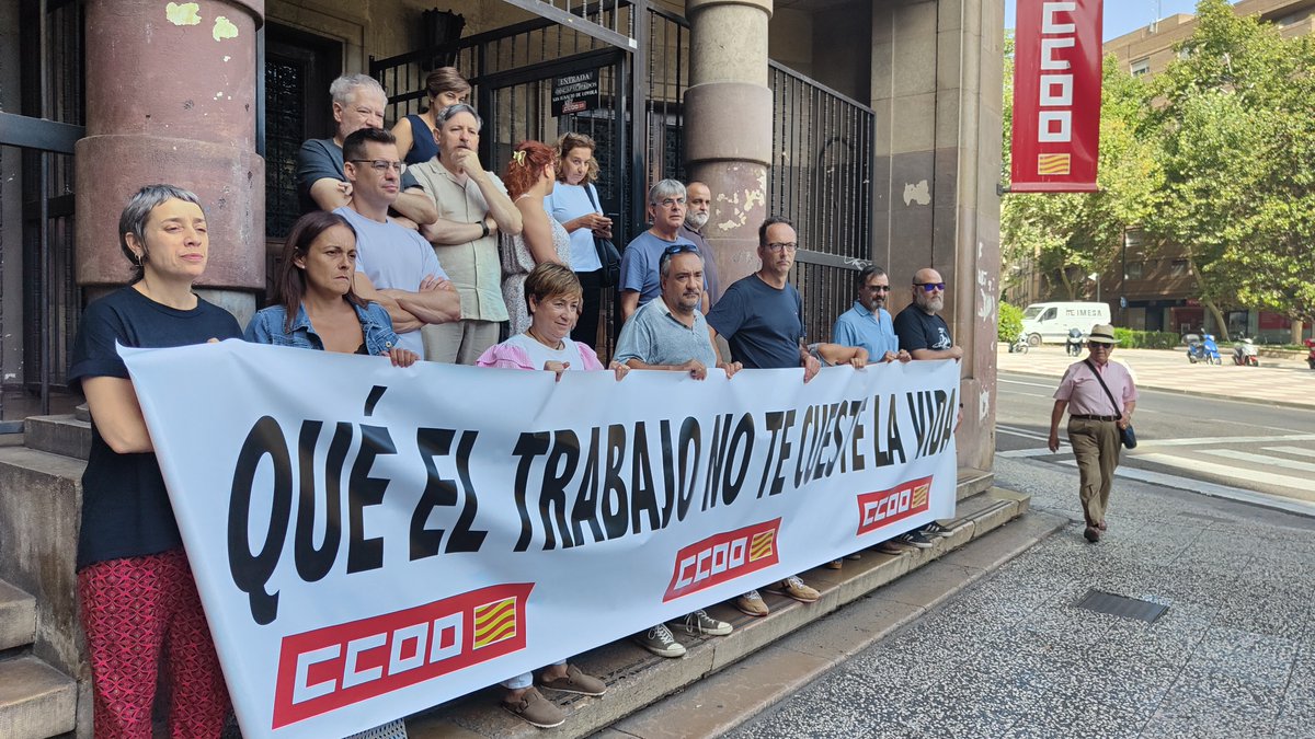 CCOOAragon's tweet photo. ◼️Por desgracia, de nuevo @CCOOAragon nos concentramos para denunciar más muertes en el #trabajo

📌Ayer otro trabajador perdía la vida en Loscos (#Teruel).

📣El primer derecho en el trabajo es seguir vivos.

✊Exigimos nuevo Gob. #Aragón medidas para terminar con esta sangría. https://t.co/GbBA5B8XqX