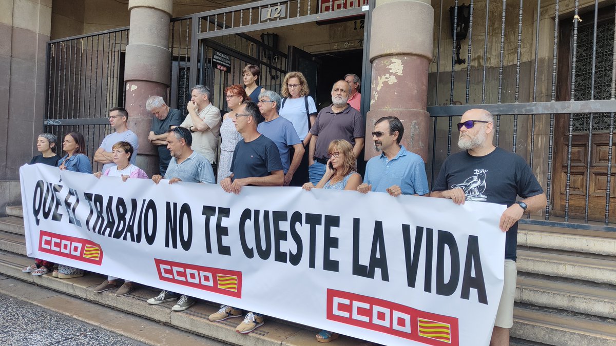 CCOOAragon's tweet photo. ◼️Por desgracia, de nuevo @CCOOAragon nos concentramos para denunciar más muertes en el #trabajo

📌Ayer otro trabajador perdía la vida en Loscos (#Teruel).

📣El primer derecho en el trabajo es seguir vivos.

✊Exigimos nuevo Gob. #Aragón medidas para terminar con esta sangría. https://t.co/GbBA5B8XqX
