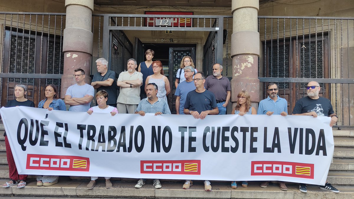 ◼️Por desgracia, de nuevo <a href="/CCOOAragon/">Comisiones Obreras Aragón</a> nos concentramos para denunciar más muertes en el #trabajo

📌Ayer otro trabajador perdía la vida en Loscos (#Teruel).

📣El primer derecho en el trabajo es seguir vivos.

✊Exigimos nuevo Gob. #Aragón medidas para terminar con esta sangría.