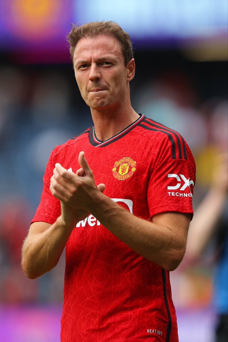 UtdDistrict's tweet photo. 🔴📰 | Jonny Evans is not viewed as a sufficient replacement to Harry Maguire and his short-term contract expires before the end of August. Evans is unsure if he will stay at United and he is expected to receive offers from other clubs. [Samuel Luckhurst, MEN] https://t.co/LdnN2LM3qY