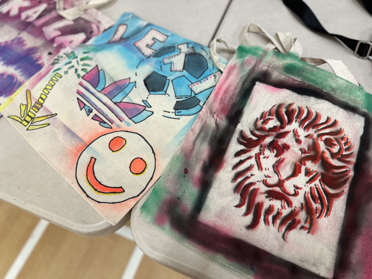 Another great day at Holiday Club yesterday! Thank you to @SSSurgery for helping young people make their own tote bags! In the afternoon they enjoyed some fresh air and all made a sweet treat to take home! #HAF #holidayactivityfund @collettasmith sk-y-light.org/young-people/h…