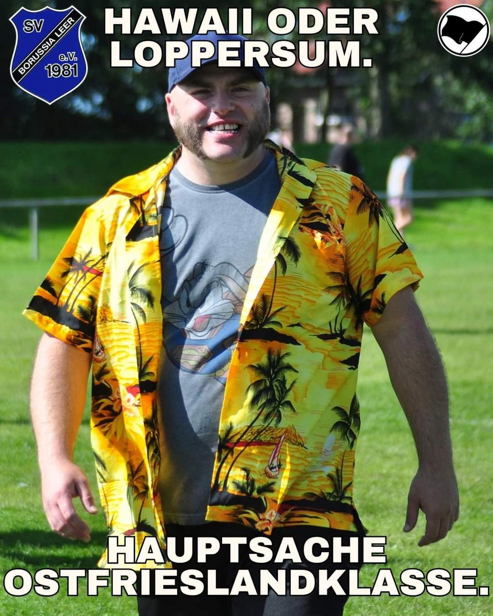 Sind schon interessante Reisen in der Ostfrieslandklasse. Da kann man mal das Urlaubshemd ausm Schrank holen!
Borussia-Betreuer Piotr „Pepe“ Tomala nutzte die Gelegenheit, um am 1. Spieltag in Loppersum modisch weit vorne zu sein. 
Ist übrigens auch ein Glückshemd. Hat geholfen.