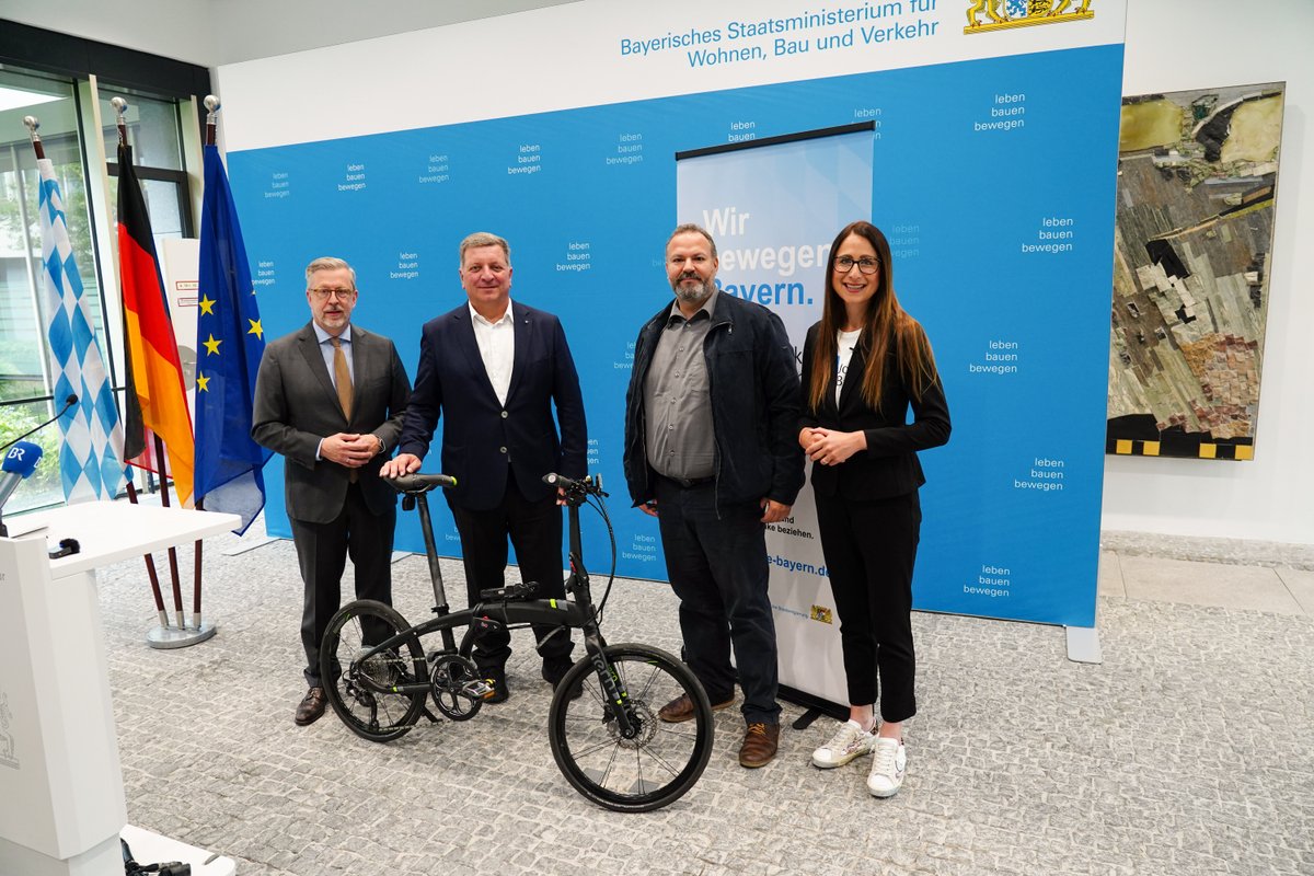 BauenBewegen's tweet photo. Mit dem #Radl zur Arbeit oder eine Tour am Wochenende: Mit dem Start des #Dienstrad-Leasings „#JobBike #Bayern“ können Beamte und Richter des Freistaats ab sofort Fahrräder beziehen. Heute hat StM Christian Bernreiter das erste #Fahrrad übergeben. 👫🚲👍
📄https://t.co/eBlVq1dugA https://t.co/9vNqmkzz0H