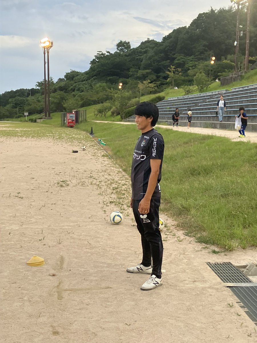 柴村コーチ⚽️さっそく子どもたちを夢中にさせてくれています✨#福山シティfc #広島市佐伯区のジュニアサッカークラブ #新規会員募集中