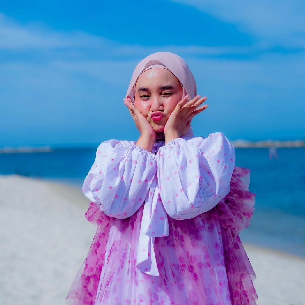 terfatin's tweet photo. Acuhkan waktu menarilah
Temani mentari yang kan terbenam
Bahagia kan sederhana
Selama kita bersama~
🎶#NP - @FatinSL Pelangi dan Hujan https://t.co/03IMPQwmm5