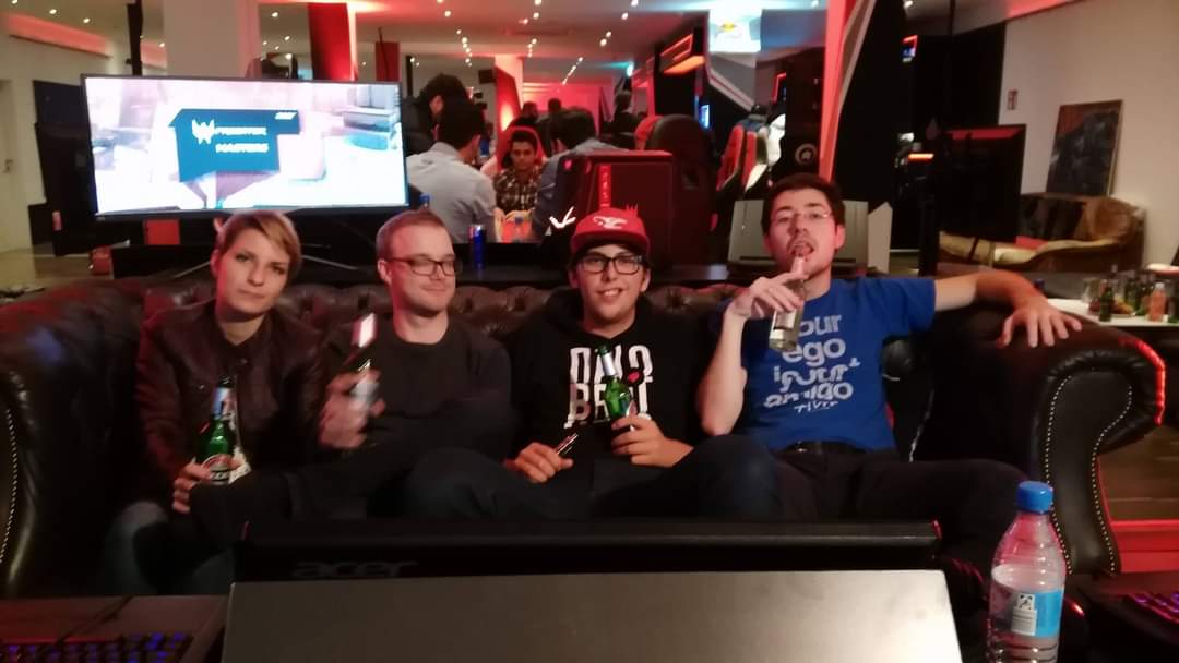 GaliGrü mit diesem qualitativ miserablem Foto von 2016 an <a href="/Kladdis91/">Kalorin_Pöw</a>, <a href="/Jitko/">Димитър Стоянов</a>, <a href="/Headshinsky/">Headshinsky 🎙</a> und die <a href="/TaKeTV/">TaKeTV</a> Bar.
Vermisse diese Zeit ziemlich doll. ❤️