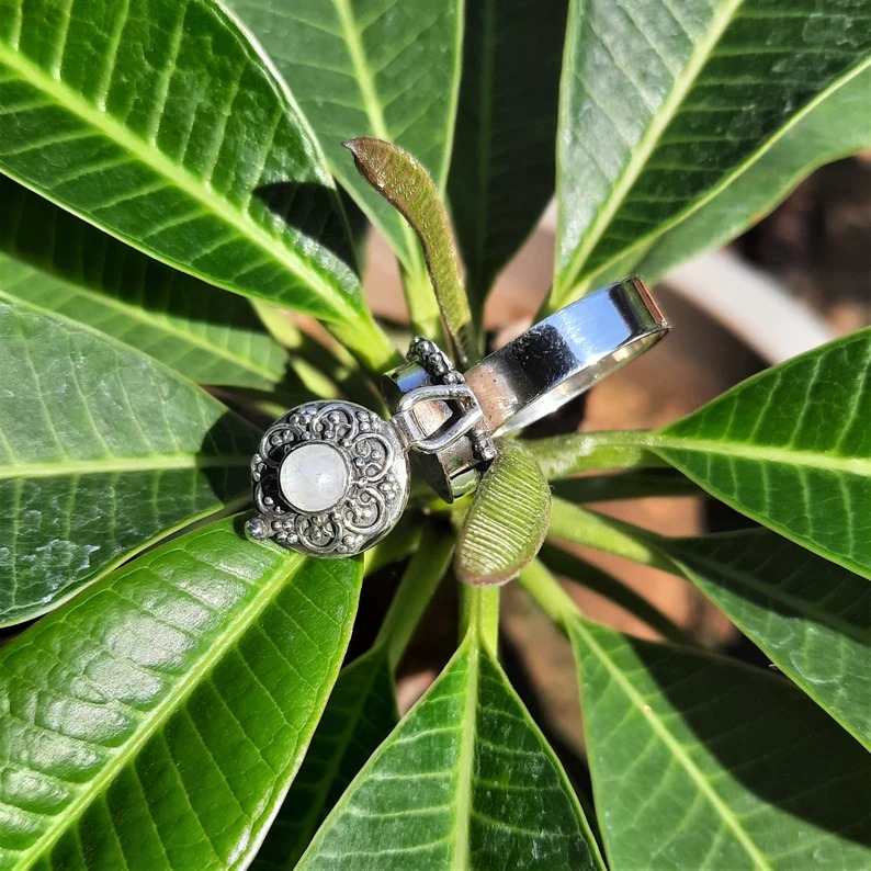 Moonstone Ring,925 Sterling Silver
Buy AT:

amazon.com/Moonstone-Ster…

#Moonstonering #Tradiationalring #Sterlingsilverjewelry #Giftforfriends #Bridesmaidgift #Giftforwife #Daintyring #Handcraftedjewelry #Giftforgirlfriends #Hippiering #Healingcrystal #Giftforsister #Giftforwomen