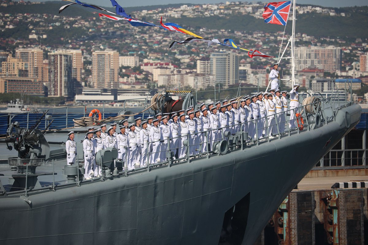 FC_actu's tweet photo. La mer Noire, jusque là ignorée dans le conflit, est devenue le centre des tensions militaires et géopolitiques. Des tensions exacerbées depuis le retrait de la Russie de l'accord sur l'exportation des céréales ukrainiennes, le 17 juillet dernier.
https://t.co/9gyrQHO7AQ https://t.co/aQYgZ8Npea