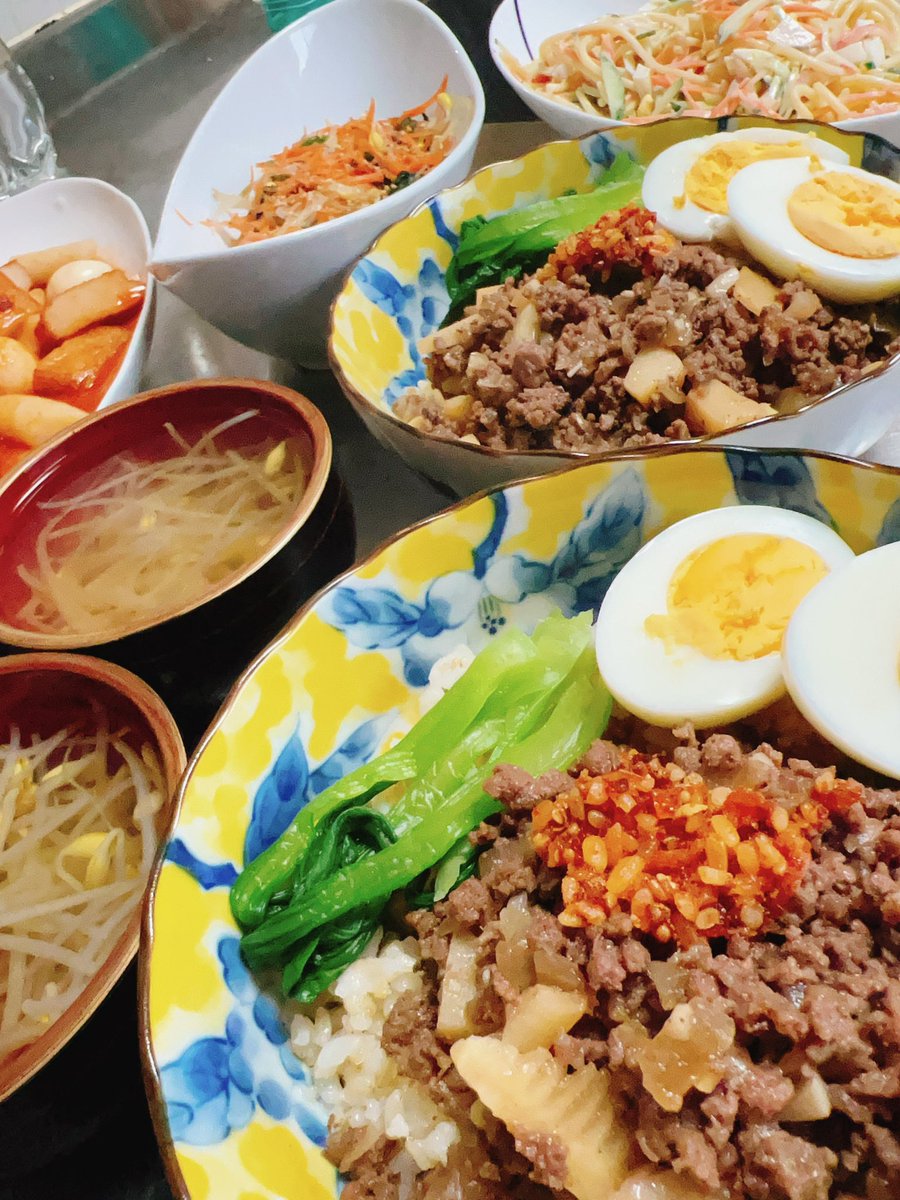 ikuko1107's tweet photo. ひき肉で作る魯肉飯
五香粉をたっぷり入れるのが好み❤️
丼物にするとついつい食べすぎちゃう🌀
#おうちごはん #魯肉飯 #三色ナムル #パスタサラダ #トッポギ #豆もやしスープ #料理記録 https://t.co/WcpfOtTg8x