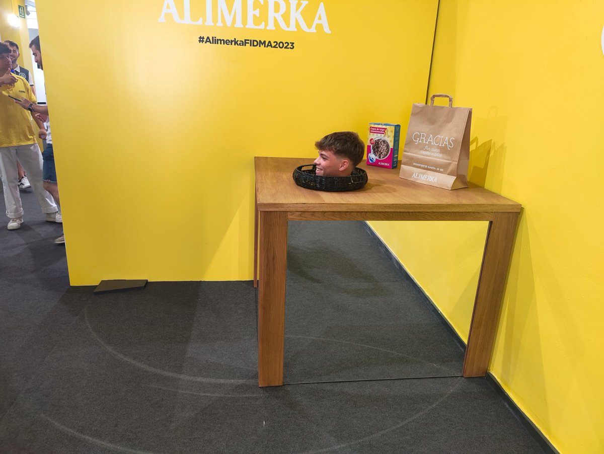 bbaseoviedo's tweet photo. 😀 ¡Pero vaya cómo nos estamos divirtiendo en el stand de @alimerka en la Feria Internacional de Muestras de Asturias!

¡Haciendo posible lo imposible!

#VamosBase 🔵⚡ https://t.co/UPoGAn94GC