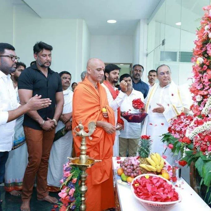 AKDSS00195917's tweet photo. ಬಾಕ್ಸ್ ಆಫೀಸ್ ಸುಲ್ತಾನ್ ಚಾಲೆಂಜಿಂಗ್ ಸ್ಟಾರ್  ಡಿ ಬಾಸ್ ರವರು ಇಂದು "ಬಿಜಿಎಸ್  ಹಾರ್ಸ್ ರೈಡಿಂಗ್ ಸ್ಕೂಲ್" ಉದ್ಘಾಟನಾ ಸಮಾರಂಭದಲ್ಲಿ ಮುಖ್ಯ ಅತಿಥಿಯಾಗಿ ಭಾಗವಹಿಸಿದರು. https://t.co/nI79S5q1tu