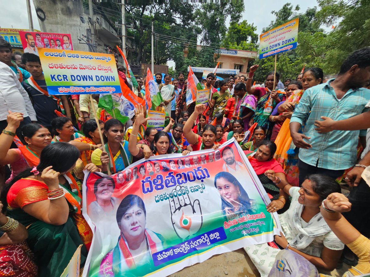 KataSudha's tweet photo. Participated in Rastaroko program organized under Bollaram Municipality President Jaipal Reddy to give Dalit Bandhu to 519 families in Bollaram,and burnt an effigy of KCR and handed over a petition to MunicipalCommissioner Sangareddy to give DalitBandhu to all the deserving ones. https://t.co/dP2EVht6Gq